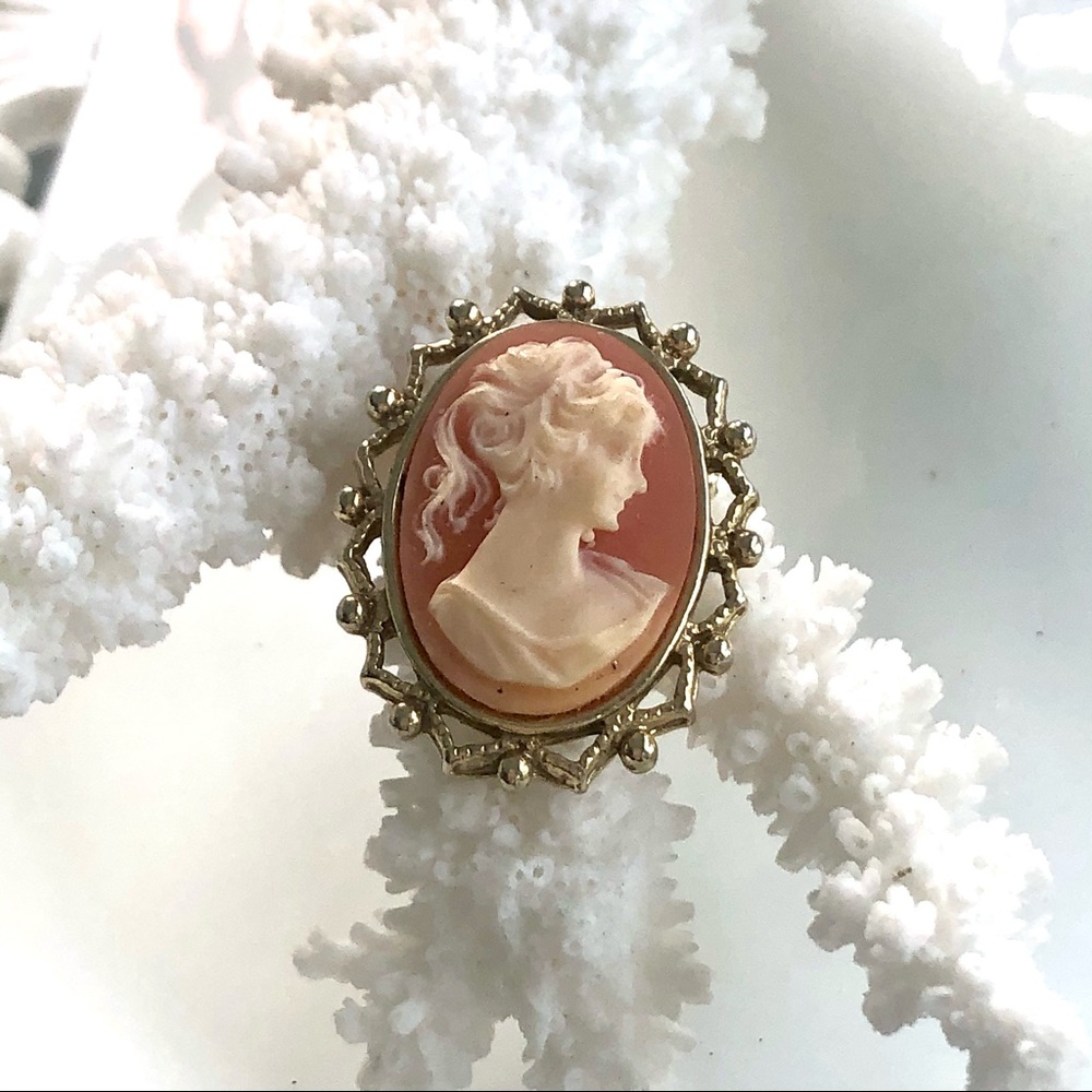 Estate Cameo Brooch - Picture 2 of 5